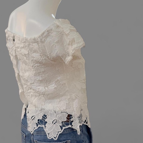 Kendall & kylie white lace top is an off-the-shoulder floral lace blouse Small - Picture 4 of 9